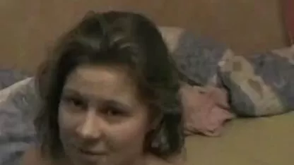 Una donna con gli stivali alti legato e gettato nel trattore per il video hard italiana suo cazzo con ruvida