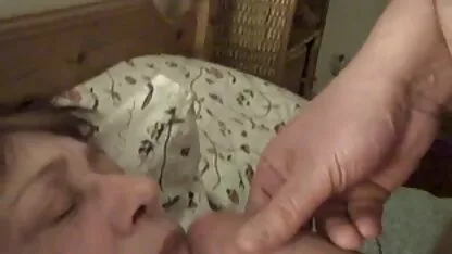 Un ospite in cucina che video hard orge italiane lancia un bastone a una casalinga che è una tettona