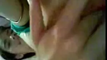 Giovane donna cercando su vestiti in il dressing video hard provini italiani stanza