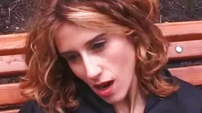 Ragazza di 18 anni slim accarezzare video hard italiani la vagina vicino a uno specchio