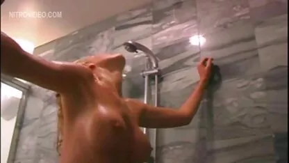 Dai Capelli rossi bestia ha tenuto una gara selvaggia sulla parte superiore del pollo elastico di pornografia amatoriale italiana grandi dimensioni