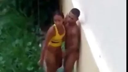 Affascinante bruna con appetito per video hard film italiani succhiare il cazzo del fidanzato