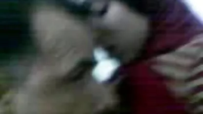 I due uomini chiamano le video hard gratuiti italiani puttane nell'area picnic e le piantano