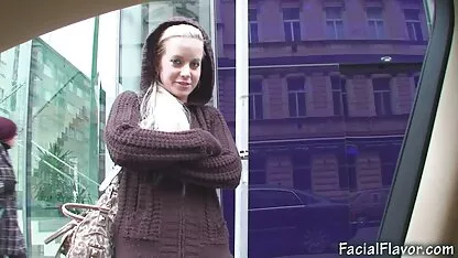 La bionda con una striscia di trucco luminoso e accarezzando se video hard italiani amatoriali gratis stesso