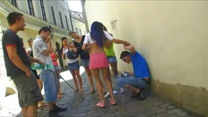Una film porno amatoriali italiani gratis giovane ragazza con pantaloni corti succhiare su un camioncino per ottenere i soldi