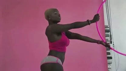 Una bambola è un caldo film hard amatoriali italiani attivo spingendo il vibratore nella sua vagina