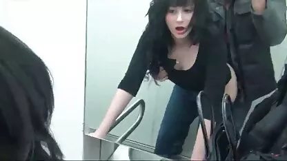 Ragazza muscoloso con video hard nonne italiane bei seni accarezzando il pene dell'uomo