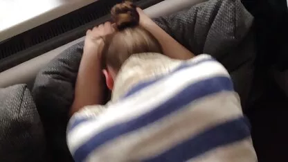 Gli uomini appendono la molletta di legno nel petto della film porno gratis italiani interi ragazza