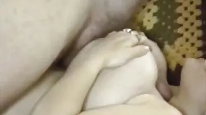 Bella donna in lingerie accarezzando la hard italiano film sua vagina