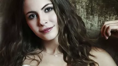 Vicino Fontana città, giovane video hard con attrici italiane bellezza posa nuda