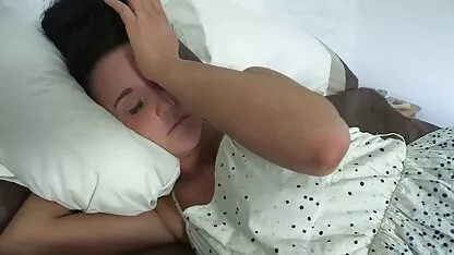 Un uomo suscitato dalla vernice sul video italiani amatoriali hard corpo di una donna nuda