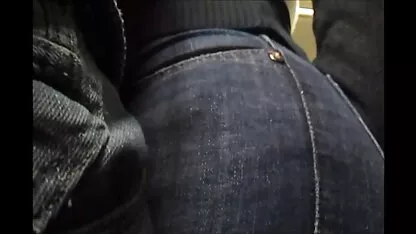 Studenti che sono film porno vecchi italiani snelli con gli occhiali in un divano rosso