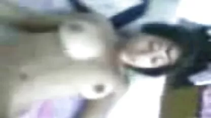 Un uomo ha picchiato una ragazza bionda italiane video hard e il suo cazzo