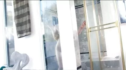 Ragazza russa di 18 anni seduto sulla cima film hard italiani vintage di un membro del