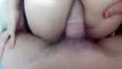 Giovane modello di spogliarsi e in posa davanti alla film italiani pornografici telecamera