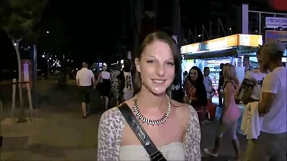 Calze della ragazza fuori rosa e mostra video hard completi italiani i suoi piedi al pubblico